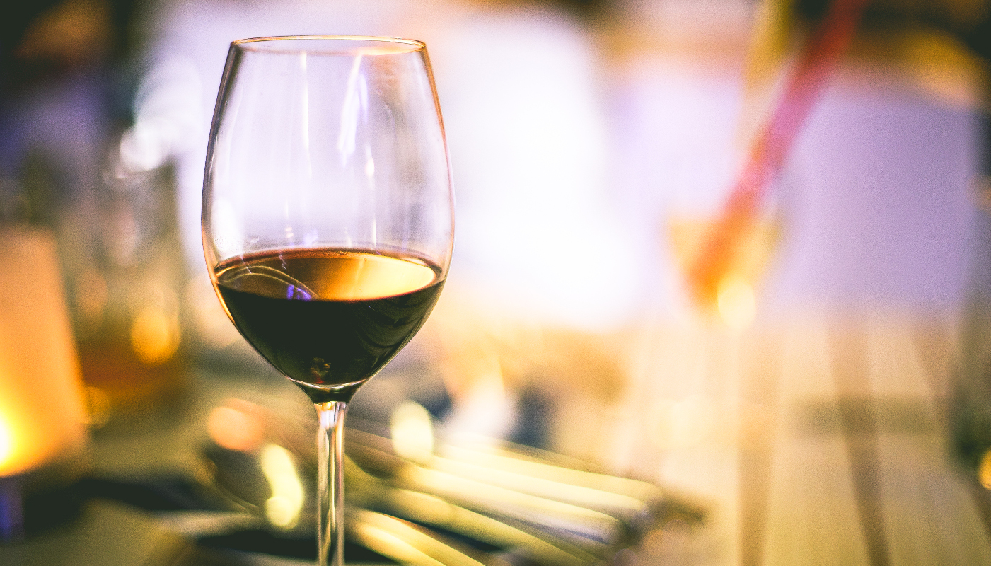 copa de vino en una mesa