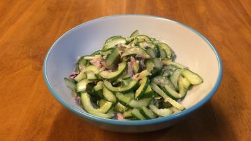 Ensalada de pepinos emplatado en bowl