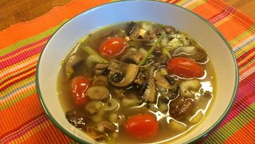 Sopa oriental con hongos y tomates cherry