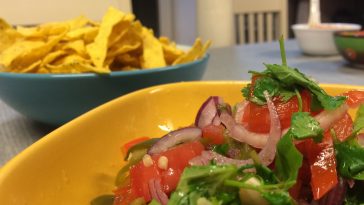 Detalle del pico de gallo con nachos al fondo