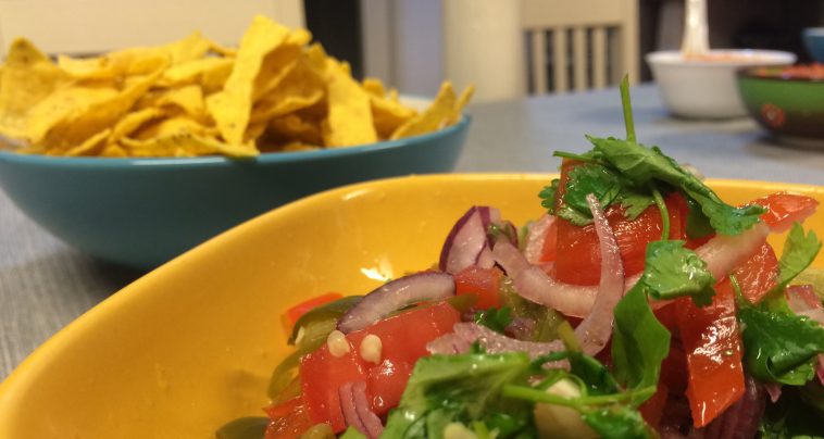 Detalle del pico de gallo con nachos al fondo