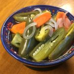 Jalapeños en escabeche emplatados