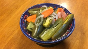 Jalapeños en escabeche emplatados