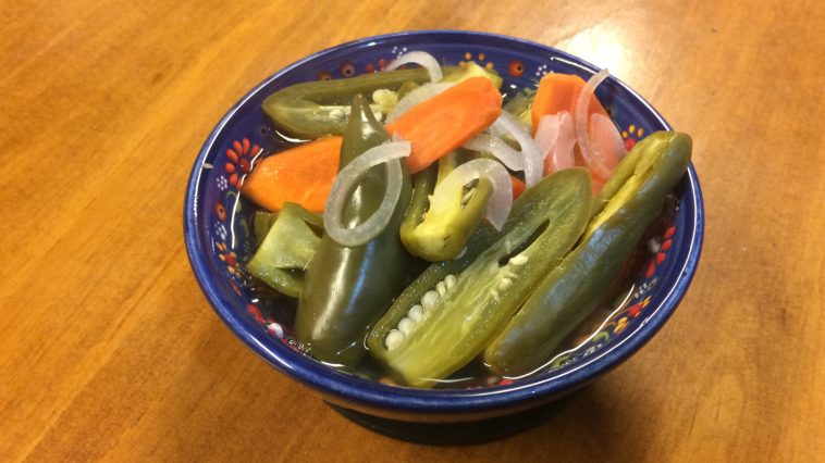 Jalapeños en escabeche emplatados