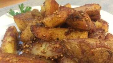 Detalle de las papas rotas con cilantro