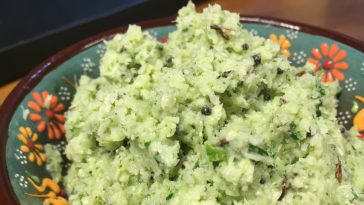 Detalle del chutney de coco con menta y cilantro