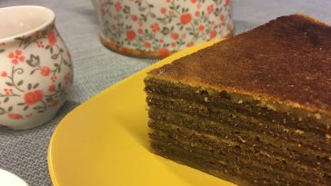 Porción de Spekkoek emplatado