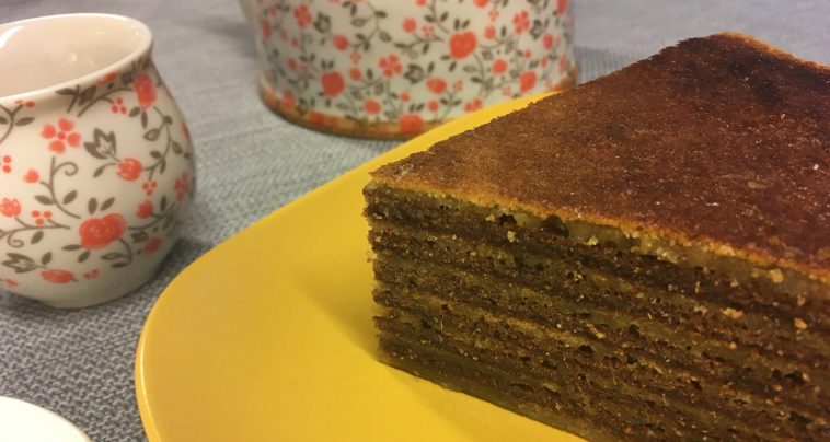 Porción de Spekkoek emplatado
