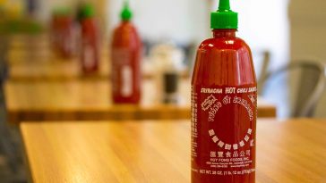 Botellas Sriracha en mesas